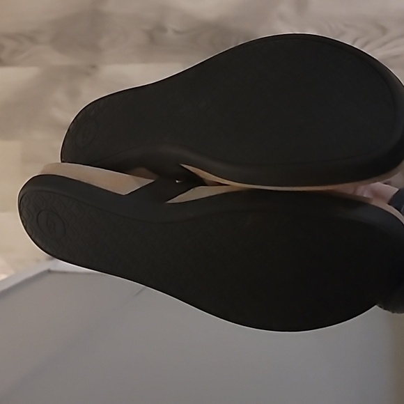 Ugg Flip Flops Lyndie Cushioned Leather Sandals Bundle & SAVE 30%! - Picture 8 of 11